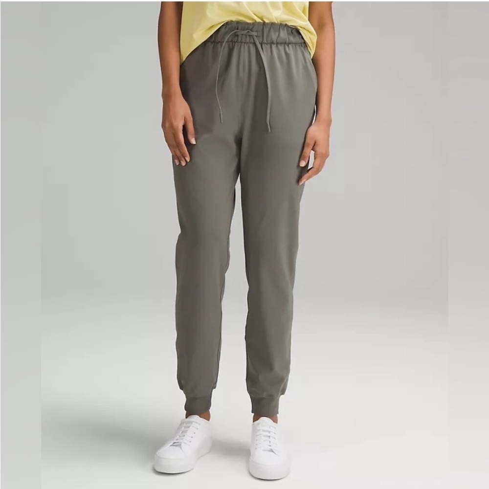 Lululemon Stretch High-Rise Jogger *Full Length
Grey Sage sz 4